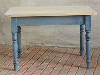 F076 - 1:12 painted kitchen table